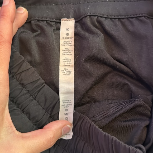 Lululemon black size 10 hottie hot shorts side pocket good condition - Picture 4 of 5